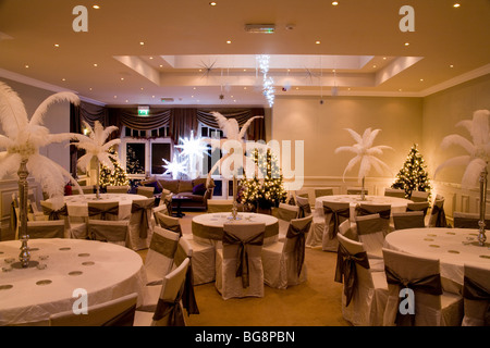 Interno di una camera preparata per un ricevimento di matrimonio. Foto Stock