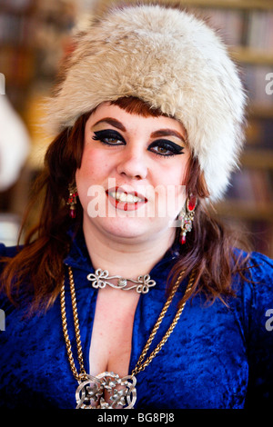 Giovane donna che lavorano in un vintage music store di Williamsburg, New York Foto Stock