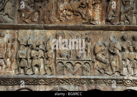Monastero di Santa Maria de Ripoll. Portic scultorea. Sollievo raffigurano l'arca del patto a Gerusalemme. La Catalogna. Spagna. Foto Stock