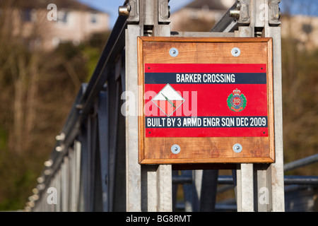 Il nuovo ponte pedonale a Workington, costruito dall'esercito dopo tutti gli altri sono stati distrutti o danneggiati dalle inondazioni Foto Stock