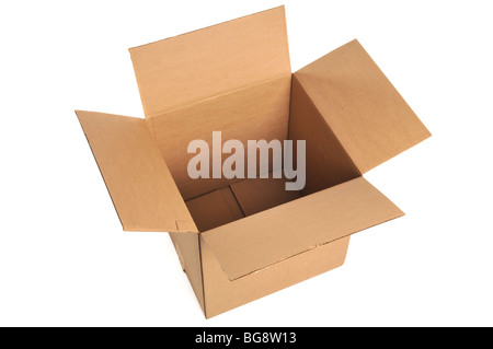 Scatola di cartone con vestiti isolati su bianco Foto stock - Alamy