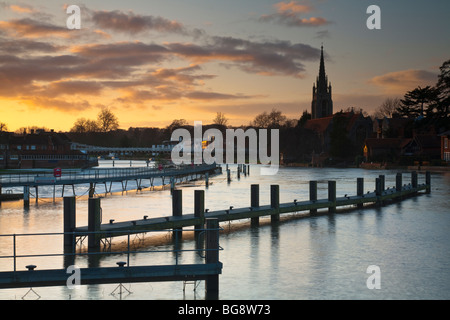 Tramonto da Marlow lock sul Fiume Tamigi guardando verso il ponte stradale e la guglia della chiesa di Tutti i Santi, Buckinghamshire, Foto Stock