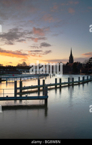 Tramonto da Marlow lock sul Fiume Tamigi guardando verso il ponte stradale e la guglia della chiesa di Tutti i Santi, Buckinghamshire, Foto Stock