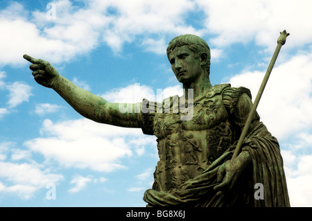 Statua di bronzo di imperatore Cesare Augusto su Via dei Fori Imperiali di Roma, Italia Foto Stock