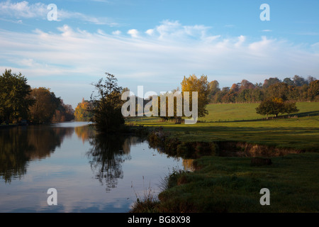 Il fiume Tamigi a serratura Shiplake Oxfordshire England Regno Unito Foto Stock