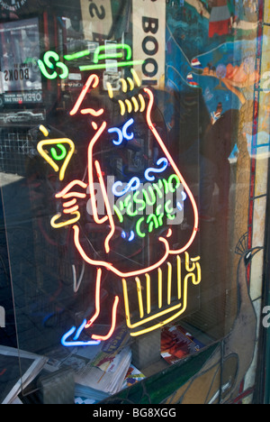 California San Francisco North Beach Cafe di vicinato Vesuvio insegna al neon riflesso della City Lights Bookstore Foto Stock