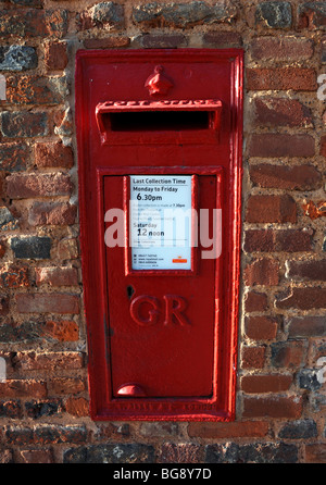 Un red King George VI postbox in un muro di mattoni in Exeter Foto Stock