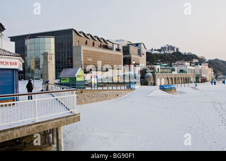 Bournemouth lungomare con una copertura di neve in inverno Foto Stock