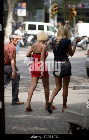 VECCHIO, DUE GIOVANI DONNE, BARCELLONA, 2007: Un uomo anziano guarda due donne durante la siesta nell'allora quartiere a luci rosse di Raval Barcellona Spagna Foto Stock