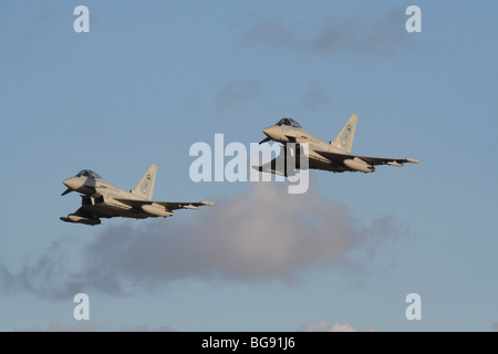 Moderna aviazione militare. Due Royal Saudi Air Force Eurofighter Typhoon jet fighter volare in formazione in aria contro un cielo blu Foto Stock