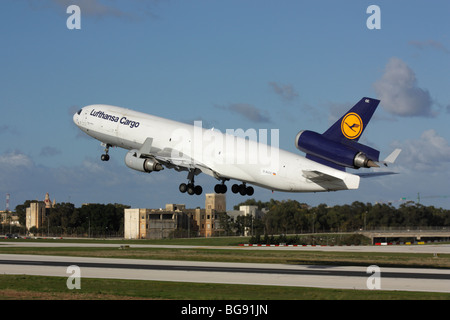 Trasporto aereo di merci. Aereo commerciale Lufthansa Cargo MD-11F in decollo da Malta. Libero scambio nel mercato unico dell'UE. Foto Stock