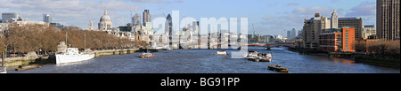 Vista panoramica sul fiume Thames, London, England, Regno Unito alla Cattedrale di St Paul e la città, nella calda luce invernale Foto Stock