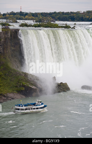 La Domestica della Foschia avvicinando il Rainbow Falls. Jam impaccata con impermeabile blu turisti placcati Foto Stock