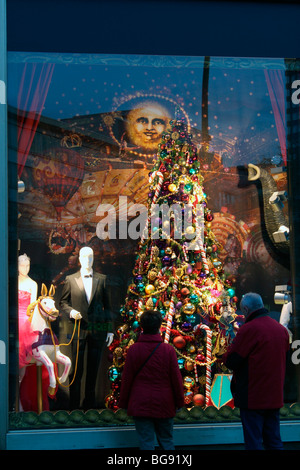 Ue/DE/DEU/RFT/Repubblica federale di Germania/capitale Berlino. Grande magazzino KaDeWe, vetrina con albero di Natale. ( N. MR ) Foto Stock