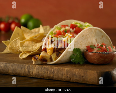 Pollo alla griglia taco con tortilla chips Foto Stock