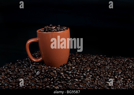 Tazza da caffè piena di chicchi di caffè Foto Stock