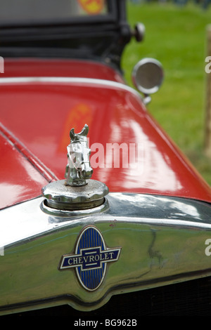 Testa di cavallo del tappo del radiatore sul coperchio vintage auto Chevrolet Foto Stock