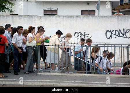 I TURISTI FANNO LA FILA PER LASCIARE IL BINARIO, SPAGNA: I turisti fanno la fila per il tunnel sotto il binario alla stazione Sitges vicino a Barcellona Spagna Foto Stock