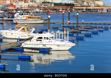 Ormeggiate incrociatori del motore su pontoni a Ramsgate Royal Harbour, Kent, Regno Unito Foto Stock