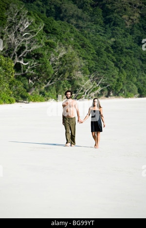 Un paio di camminare sulla spiaggia numero 9, votata come una delle più belle spiagge di tutto il mondo. Havelock island, Andamane, India Foto Stock