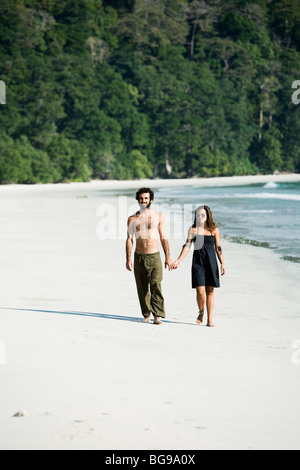Un paio di camminare sulla spiaggia numero 9, votata come una delle più belle spiagge di tutto il mondo. Havelock island, Andamane, India Foto Stock