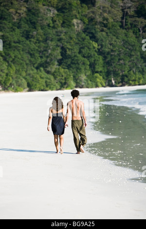 Un paio di camminare sulla spiaggia numero 9, votata come una delle più belle spiagge di tutto il mondo. Havelock island, Andamane, India Foto Stock