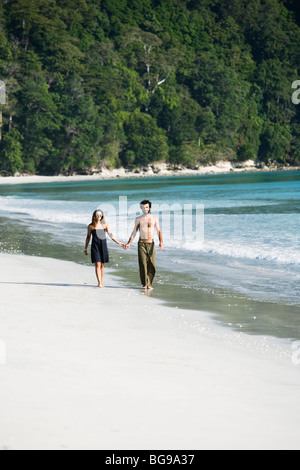 Un paio di camminare sulla spiaggia numero 9, votata come una delle più belle spiagge di tutto il mondo. Havelock island, Andamane, India Foto Stock