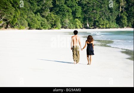 Un paio di camminare sulla spiaggia numero 9, votata come una delle più belle spiagge di tutto il mondo. Havelock island, Andamane, India Foto Stock