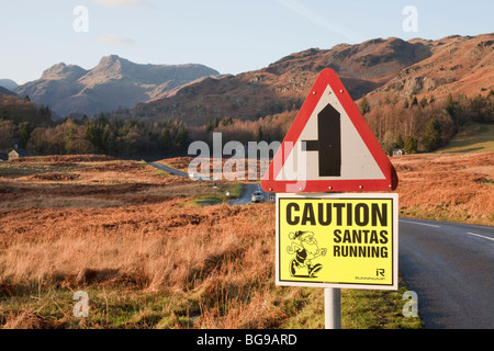 Un segno di avvertimento di guide su strada per ther budino annuale gara di Langdale, Lake District, UK. Foto Stock