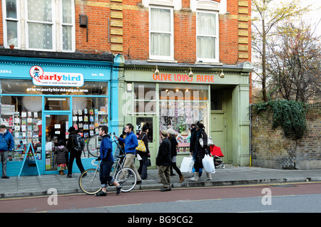 Le persone di fronte a Oliva Alfie ama a Stoke Newington Church Street a Londra England Regno Unito Foto Stock