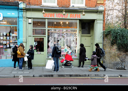 Le persone di fronte a Oliva Alfie ama a Stoke Newington Church Street a Londra England Regno Unito Foto Stock