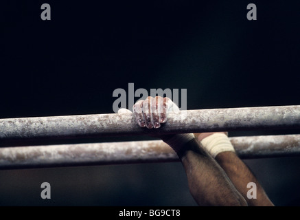 Afferrare ginnasta barre parallele Foto Stock