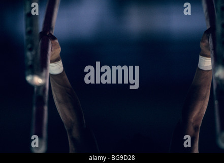 Afferrare ginnasta barre parallele Foto Stock