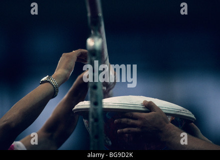 Assistente che tiene la coppa dal coach di chalk alta bar Foto Stock