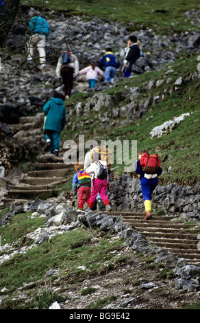 Gruppo di escursionisti a piedi lungo un sentiero roccioso passo percorso Foto Stock