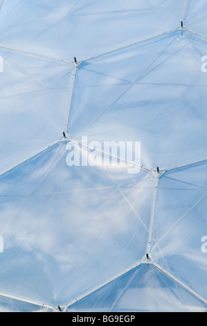 La sezione esterna del tetto a cupola di un biome all'Eden Project in Cornovaglia Foto Stock