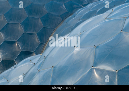 La sezione esterna del tetto a cupola di un biome all'Eden Project in Cornovaglia Foto Stock