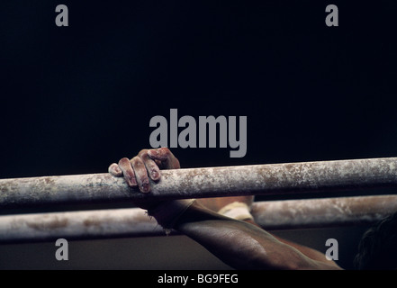 Afferrare ginnasta barre parallele Foto Stock