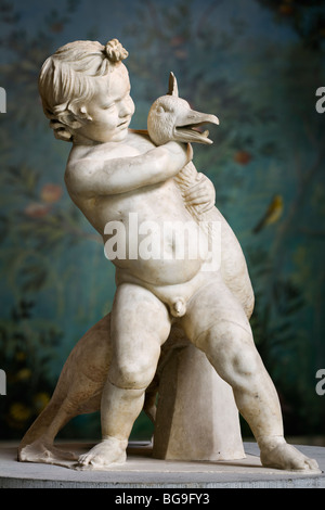 Statua di un ragazzo con un oca, copia romana di un (perso) originale greco di ca. 200 BC. Foto Stock
