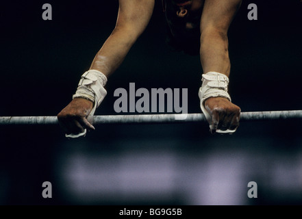 Afferrare ginnasta barre parallele Foto Stock