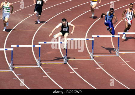Gruppo di corridori maschio saltando ostacoli Foto Stock
