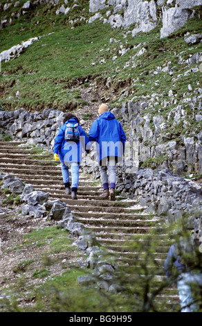 Giovane a piedi lungo un sentiero roccioso passo percorso Foto Stock