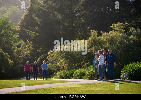 La gente a piedi attraverso i giardini di Azalea Park nella città di Brookings sul southern Oregon Coast. Foto Stock