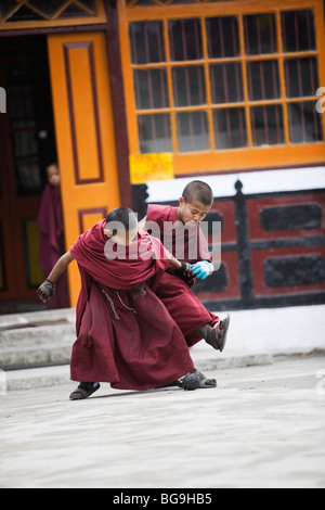 I giovani monaci novizio a giocare a calcio al monastero di Ghoom vicino a Darjeeling, India Foto Stock