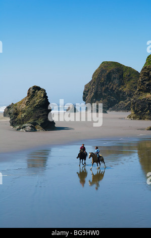 Passeggiate a cavallo sulla spiaggia lungo la costa dell'Oregon a pistola River State Park Foto Stock