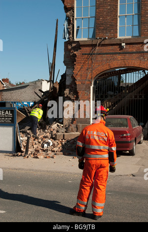 Servizio Antincendio di ricerca e salvataggio di cercare per numero di vittime a crollato edificio - una casa pubblica sotto lavori di rinnovo Foto Stock