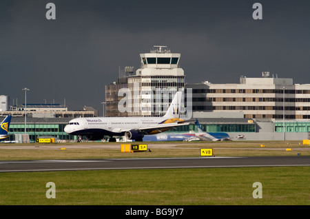 La Monarch Airlines Airbus A321 l'atterraggio all'Aeroporto Internazionale di Manchester Foto Stock