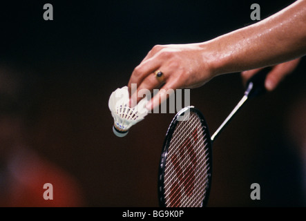 Close up di un giocatore di badminton tenendo un volano e raquet Foto Stock