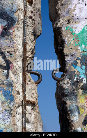 Berlino 2009 1989 DDR Germania unificata in avanti positivo storia guerra guerra fredda estremità est ovest dividere città del Muro di Berlino in Maur Foto Stock