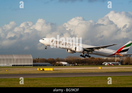 Emirates Boeing 777-300 ER tenendo fuori all'Aeroporto Internazionale di Manchester Foto Stock